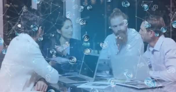 Animation Connected Dots Bitcoin Dollar Signs Businesswoman Explaining Project Team — Vídeo de Stock