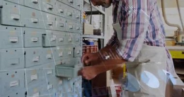 Kafkas erkek marangozun atölyede çalışmasının veri işleme animasyonu. Küresel çalışma ve dijital arayüz konsepti dijital olarak oluşturulmuş video.