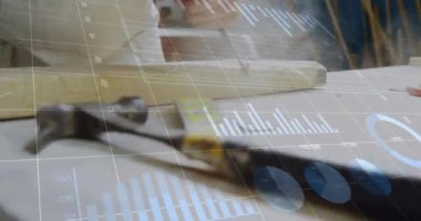 Kafkas erkek marangozun atölyede çalışmasının veri işleme animasyonu. Küresel çalışma ve dijital arayüz konsepti dijital olarak oluşturulmuş video.