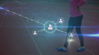 Koşu pistindeki kadın sporcularla küresel iletişimin ve ağ kurmanın birleşik videosu. Dijital bileşik, iletişim, bağlantı, ağ, grafik, aktif yaşam tarzı, fitness, eğitim.
