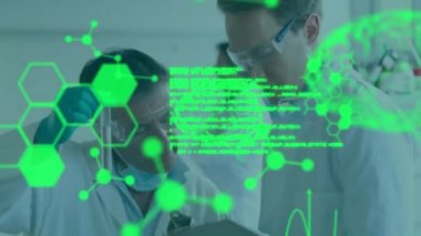 Laboratuvarda çalışan iki beyaz erkek bilim adamı üzerinde tıbbi veri işleme animasyonu. Tıbbi araştırma ve bilim teknolojisi kavramı