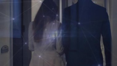 Ofiste yürüyen işadamı ve iş kadınlarıyla ilgili bağlantı ağının animasyonu. Küresel ağ ve iş teknolojisi kavramı