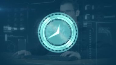 Arayüzü kullanarak dünya haritasında ilerleyen saatin animasyonu. Küresel teknoloji bağlantıları ve dijital arayüz konsepti dijital olarak oluşturulmuş video.