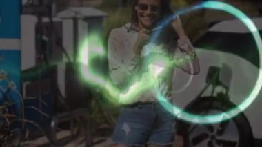 Arabasının yanında akıllı telefon kullanan beyaz bir kadına karşı neon ışıklı tünel animasyonu. Bilgisayar arayüzü ve iş teknolojisi kavramı