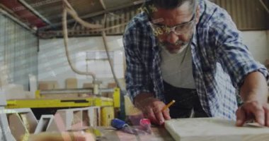 Kafkas erkek marangozun atölyede çalışmasının veri işleme animasyonu. Küresel çalışma ve dijital arayüz konsepti dijital olarak oluşturulmuş video.