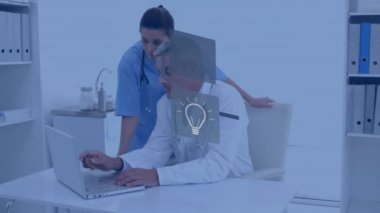 Hastanede dizüstü bilgisayarla ilgili tartışan doktorlar üzerine bilgisayar simgeleriyle akış şeması animasyonu. Dijital bileşik, çoklu maruz kalma, tıbbi, sağlık, takım çalışması, teknoloji ve gelecekçi konsept.