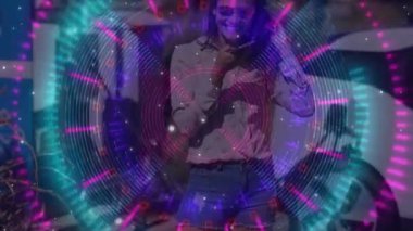 Arabasının yanında akıllı telefon kullanan beyaz bir kadına karşı neon renkli yuvarlak tarayıcı animasyonu. Bilgisayar arayüzü ve iş teknolojisi kavramı