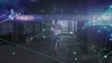 Soyut ağ oluşturma ve noktaları arka planda koşan atletle birleştirme videosu. Fitness, aktif yaşam tarzı, refah, iletişim, bağlantı, ağ, bilgisayar grafiği.
