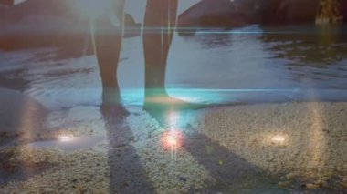 Plajdaki beyaz kadın üzerinde ışık lekeleri. Küresel spor ve dijital arayüz kavramı dijital olarak oluşturulmuş video.
