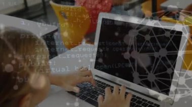 Moleküler yapıların animasyonu ve okulda dizüstü bilgisayar kullanan beyaz bir kız üzerinde veri işleme. Okul ve eğitim teknolojisi kavramı