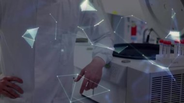 Telefon kulaklığı kullanan iş adamları üzerinden bağlantı ağının animasyonu. Küresel iş bağlantıları ve dijital arayüz konsepti dijital olarak oluşturulmuş video.