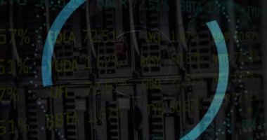 Meta-evren şehir üzerindeki işleme çemberinin animasyonu ve siyah arka plandaki mavi ışıklar. Küresel teknoloji ve dijital arayüz konsepti dijital olarak oluşturulmuş video.