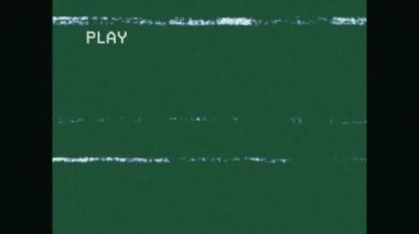 Hareket eden şekiller üzerindeki parazitin canlandırması. Küresel iş ve dijital arayüz kavramı dijital olarak oluşturulmuş video.