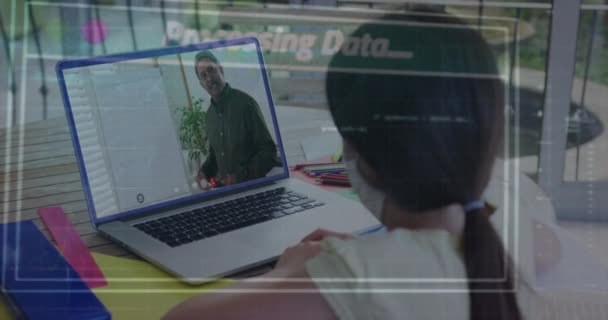 用笔记本电脑在信标女孩身上进行财务数据处理动画 用于在线授课 全球教育 计算和数字接口概念数字生成视频 — 图库视频影像