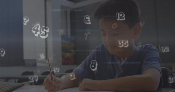 Animace Několikanásobných Abeced Vznášejících Nad Asijským Chlapcem Studujícím Škole Koncepce — Stock video