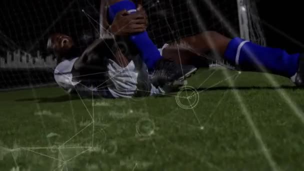 Afrika Kökenli Amerikalı Erkek Futbolcunun Bacağını Acı Içinde Tutması Ile — Stok video