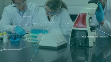 Laboratuvarda tartışan çeşitli erkek ve kadın bilim adamlarının veri işleme çalışmalarının animasyonu. Tıbbi araştırma ve bilim teknolojisi kavramı