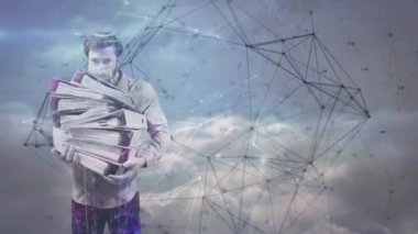 Kafkasyalı bir adamın, mavi gökyüzüne karşı bir yığın yığını tutması üzerine kurulan bağlantı ağının animasyonu. Küresel ağ ve iş teknolojisi kavramı