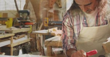 Kafkas erkek marangozun atölyede çalışmasının veri işleme animasyonu. Küresel çalışma ve dijital arayüz konsepti dijital olarak oluşturulmuş video.