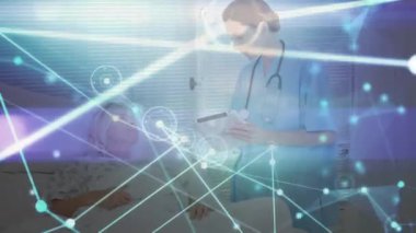 Akıllı telefon kullanan kadın üzerindeki bağlantı ağının animasyonu. Küresel tıp bağlantıları ve teknoloji konsepti dijital olarak oluşturulmuş video.