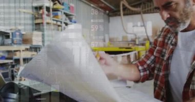 Kafkas erkek marangozun atölyede çalışmasının veri işleme animasyonu. Küresel çalışma ve dijital arayüz konsepti dijital olarak oluşturulmuş video.