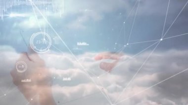 Gökyüzündeki bulutların üzerindeki bağlantılar ağı. Küresel bağlantılar teknoloji dijital arayüz ve bağlantılar konsepti dijital olarak oluşturulmuş video.
