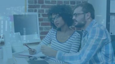 Ofisteki çeşitli iş adamlarının üzerinde yol animasyonu. Küresel iş ve dijital arayüz kavramı dijital olarak oluşturulmuş video.