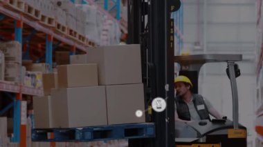 Depodaki Kafkas erkek işçilerle olan bağlantıların animasyonu. Küresel iş ve dijital arayüz kavramı dijital olarak oluşturulmuş video.