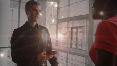 Ofiste tartışan iki farklı iş kadını üzerinde parlayan bağlantı ağının animasyonu. Küresel ağ ve iş teknolojisi kavramı