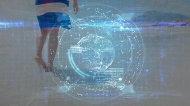 Plajdaki beyaz kadın üzerinde veri işleme animasyonu. Küresel spor ve dijital arayüz kavramı dijital olarak oluşturulmuş video.