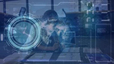 Dijital ellerde veri işleme üzerinden saat ve bağlantı ağının animasyonu. Coronavirus covid salgını sırasında dijital olarak üretilen iş ve teknoloji.