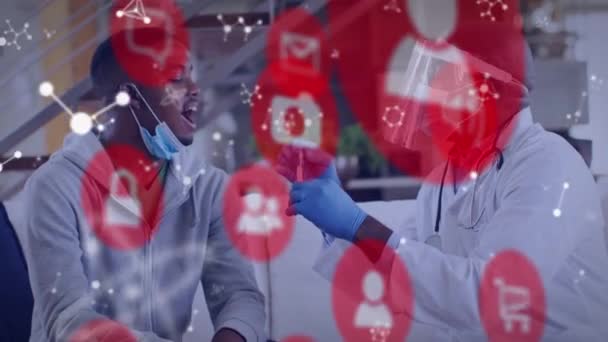アフリカ系アメリカ人医師や患者に対する分子やアイコンのアニメーション グローバル医療 デジタルインターフェースの概念デジタル生成されたビデオ — ストック動画