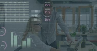 Kafkasyalı iş arkadaşlarının iş hakkında konuştuğu grafik verilerin ve haritaların animasyonu. Dijital bileşik, iş dünyası, analiz, çoklu pozlama, teknoloji, fütüristik, meslek, takım çalışması.