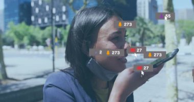 Akıllı telefondan konuşan Afro-Amerikan kadınlarının üzerinde numaralar olan sosyal medya simgelerinin canlandırılması. Sosyal medya ve dijital arayüz konsepti dijital olarak oluşturulmuş video.