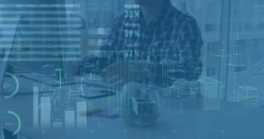 Masaüstü bilgisayarı kullanan beyaz bir mimarın şehir haritası ve grafiklerinin animasyonu. Dijital kompozit, iş, analiz, çoklu pozlama, teknoloji, gelecek, meslek.