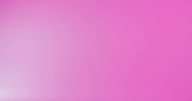 Odaklanmış Afrikalı Amerikalı erkek tenisçinin neon pembe yıldırımla topa vuruşunun videosu. Spor, hareket, fitness ve aktif yaşam tarzı konsepti.