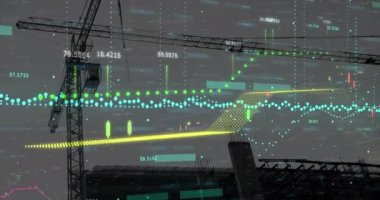 İnşaat alanında vinç animasyonu, finansal veri işleme ve istatistikler. küresel kalkınma, iş dünyası, dijital arayüz ve dijital olarak oluşturulan veri işleme kavramı.