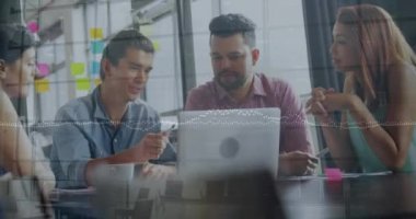 Bilgisayarı kullanan iş adamlarının istatistik ve veri işleme animasyonları. Küresel iş dijital arayüzü teknolojisi ve dijital olarak oluşturulan ağ konsepti.