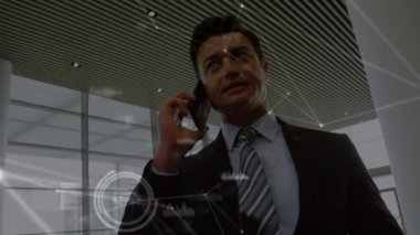 Kafkasyalı iş adamının ofisteki akıllı telefondan konuştuğu ağ bağlantılarının animasyonu. Küresel ağ ve iş teknolojisi kavramı