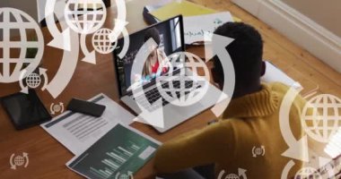 Uçan kürenin animasyonu, Afrika kökenli Amerikalı bir çocuğun kadın öğretmenle online ders alması. Dijital kompozit, çocukluk, sosyal uzaklık, eğitim, gelecek, teknoloji, okul kavramı.