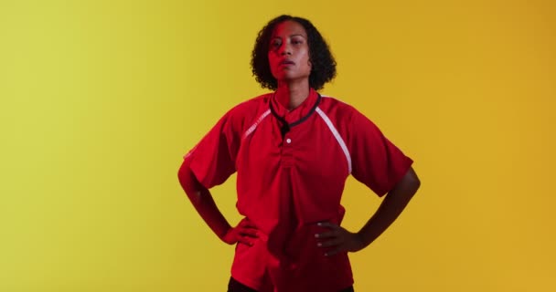 Portret Afrykańskiej Rugby Nad Neonowym Żółtym Oświetleniem Sport Ruch Szkolenie — Wideo stockowe