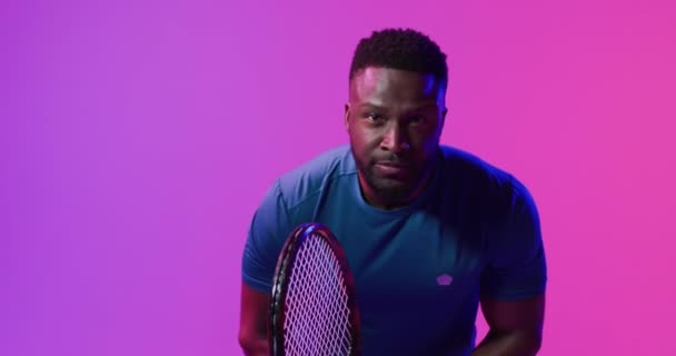 Video Von Fokussierten Afrikanisch Amerikanischen Männlichen Tennisspieler Neonrosa Blitz Sport — Stockvideo