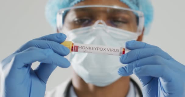 Medico Afroamericano Sesso Maschile Con Maschera Facciale Fiala Con Virus — Video Stock