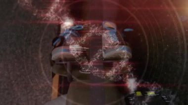 Formda bir kadının düşük seviyeli vücut çalışmalarına karşı DNA yapısının ve veri işlemesinin animasyonu. Spor ve tıbbi araştırma teknolojisi kavramı