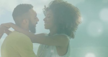 Afrika kökenli Amerikalı çiftlerin birbirini kucaklamasına karşı ışığın canlandırması. Aşk ve ilişki kavramı