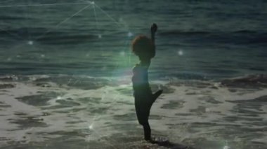 Sahildeki Afrikalı Amerikalı bir kadının üzerindeki ışık noktalarının canlandırması. Boş zaman, tatiller ve dijital arayüz kavramı dijital olarak oluşturulmuş video.