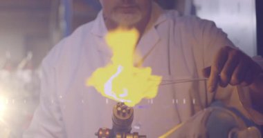 Beyaz adamın atölyede çalışması üzerine parlayan ışığın animasyonu. İşçi Bayramı, iş, işçiler, gelenek ve dijital olarak üretilen video konsepti.