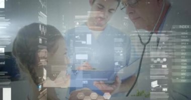 Kafkas erkek doktorun hastanedeki beyaz kızı muayene etmesi üzerine veri işleme animasyonu. Tıbbi sağlık ve teknoloji konsepti