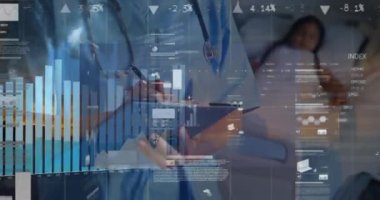 Hastanedeki panoya yazı yazan beyaz kadın sağlık görevlisinin veri işleme animasyonu. Tıbbi sağlık ve teknoloji konsepti