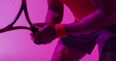 Afrika kökenli Amerikalı bayan tenisçinin neon pembe yıldırımlı orta bölüm videosu. Spor, hareket, fitness ve aktif yaşam tarzı konsepti.